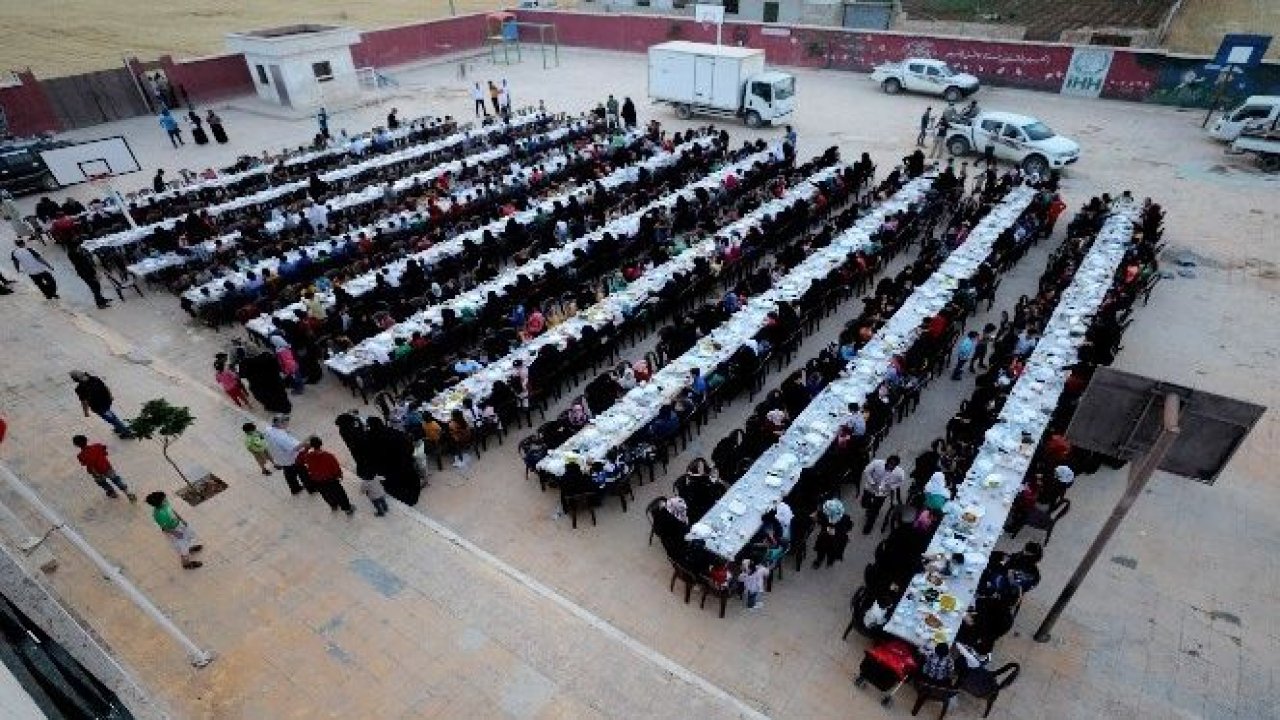 Suriye'de yetimlerle iftar