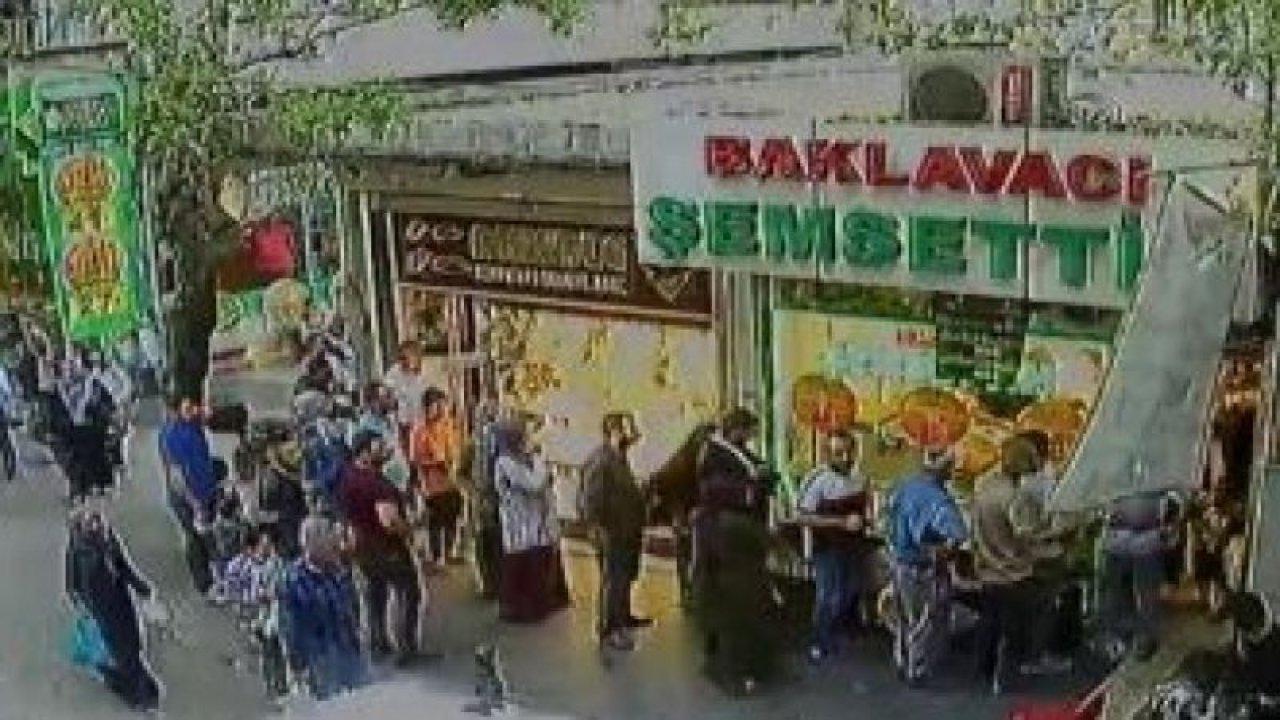 Gaziantep'te Bu Baklavacıda Fıstıklı ve Tereyağlı baklava 57 Lira... Fiyatı duyan koştu!  Gaziantep'te metrelerce ucuz baklava kuyruğu.