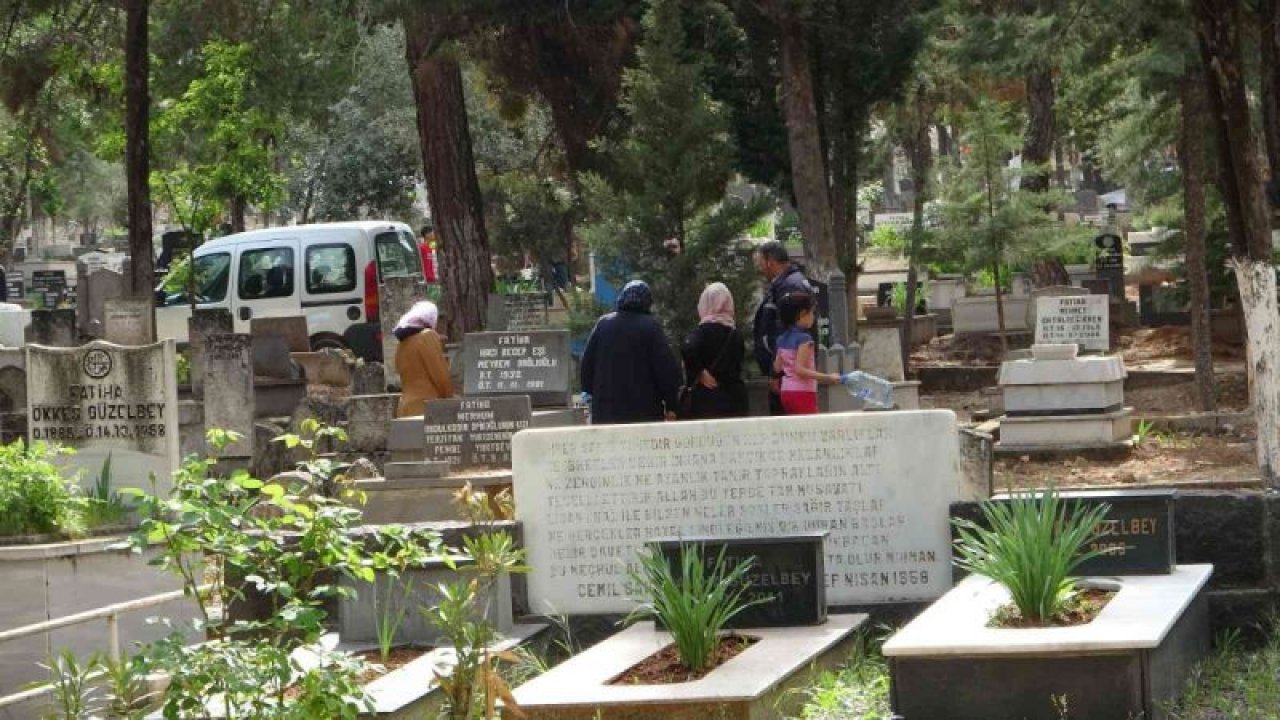 Gaziantep Geçmişini Bayramda Hatırlıyor! Gaziantep’te mezarlıklarda bayram yoğunluğu