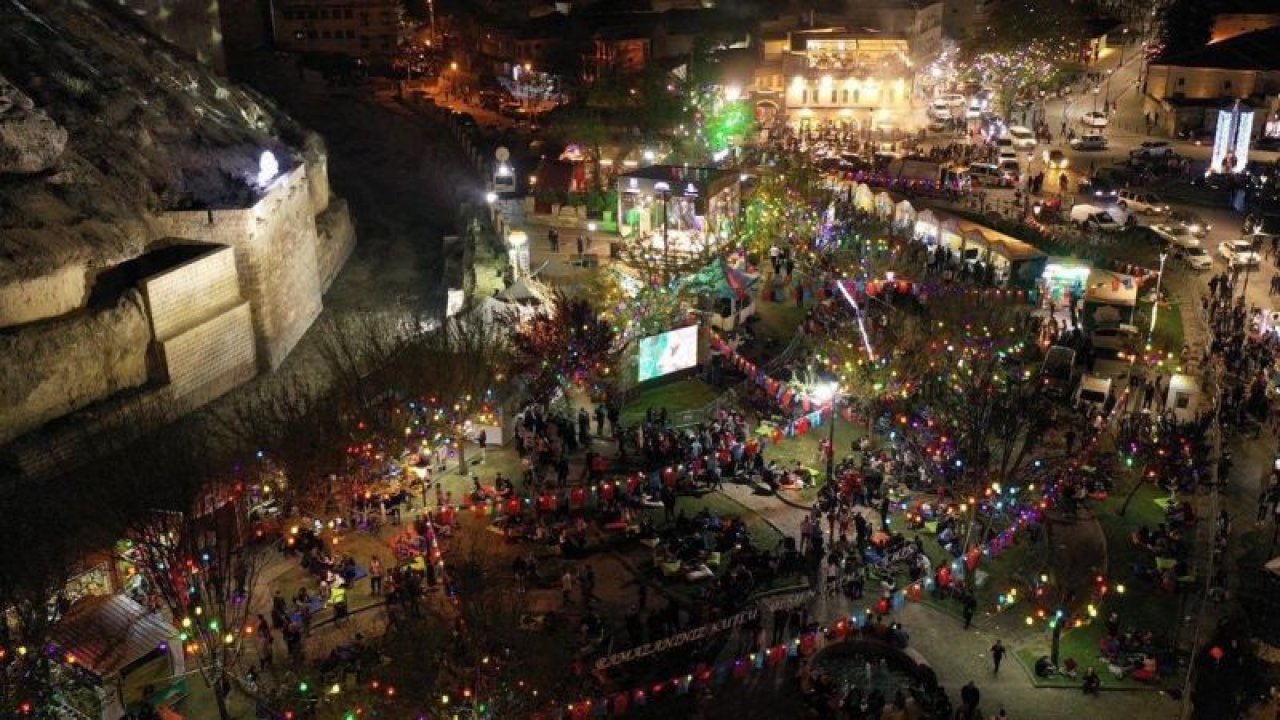 Gaziantep'te Ramazan Ayı Menüsü En Az 150 Lira'ydı! Gaziantep’teki iftar çadırında 210 bin kişilik iftar yemeği ikram edildi... YORUMLARINIZ