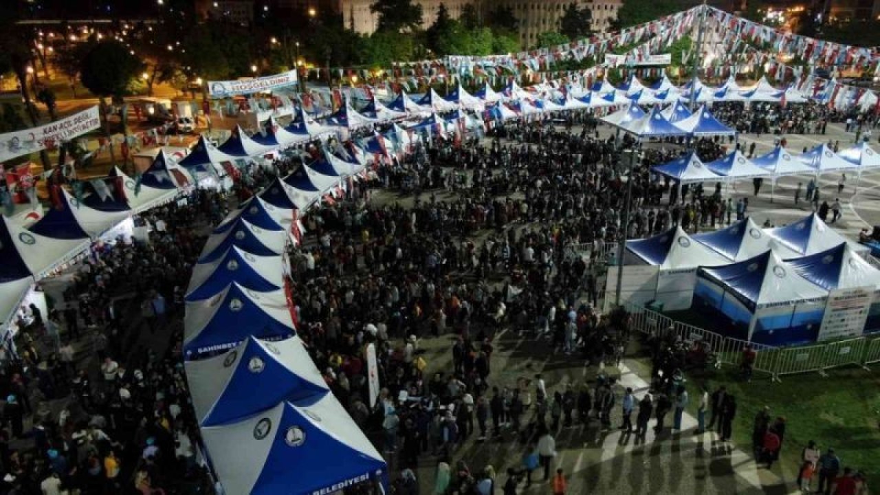 Gaziantep'te spor ayakkabı hediyeli kan bağışında uzun kuyruklar oluştu! Rekor bağış yapıldı! Gaziantep'te Hediyeli kan bağışından yararlanmak isteyen binlerce kişi güneş altında saatlerce bekleyip kan verdi.