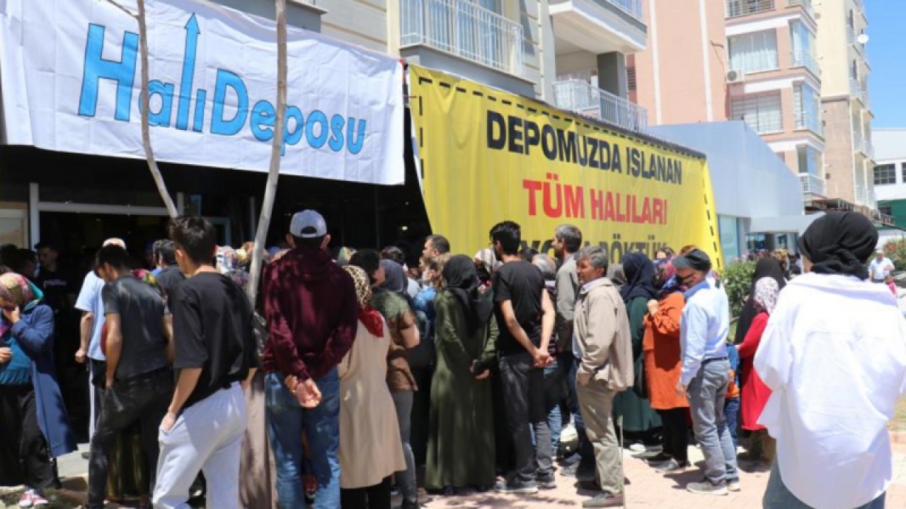 Gaziantep’te bir firmanın halı deposunu su basmasıyla sudan zarar gören halılarını maliyet fiyatına satışa sundu. O halılar maliyetine satılınca izdiham oldu...İşte O Görüntüler