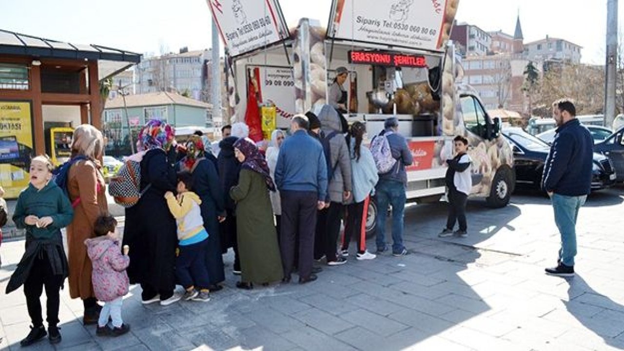 Gaziantepliler şehitler için mevlit okutup helva ve lokma dağıttı