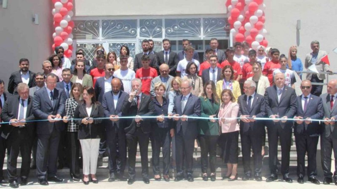 Berrin Topçuoğlu Anadolu Lisesi düzenlenen törenle eğitime açıldı