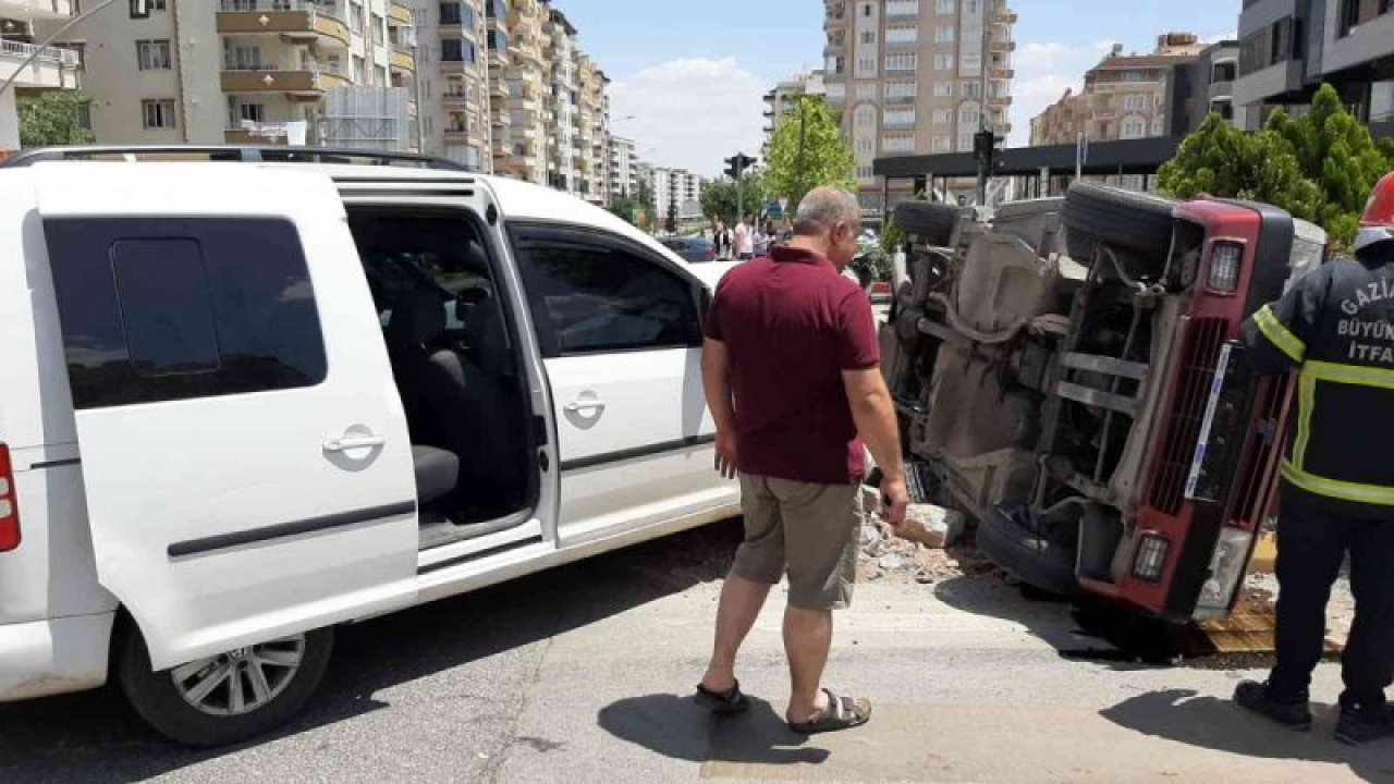 Gazinatep'te araçlar çarpıştı! Metrelerce sürüklenen araç refüje çıkarken kazada 2 sürücü yaralandı.