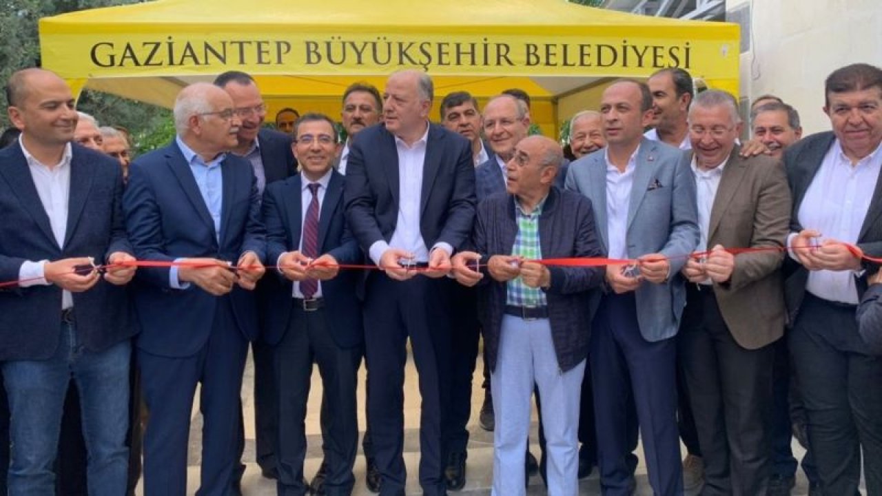 Muhteşem açılış! Kilis Yardımlaşma ve Dayanışma Derneği Başkanı Op. Dr. Kazım Bilecen ise derneğin hem Kilisliler hem de Gaziantep'e hayırlı olmasını temenni etti.