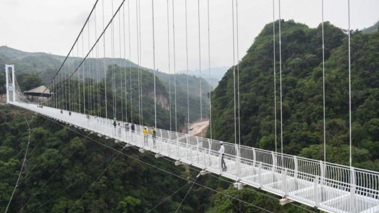 Dünyanın en uzun cam köprüsü Vietnam’da açıldı