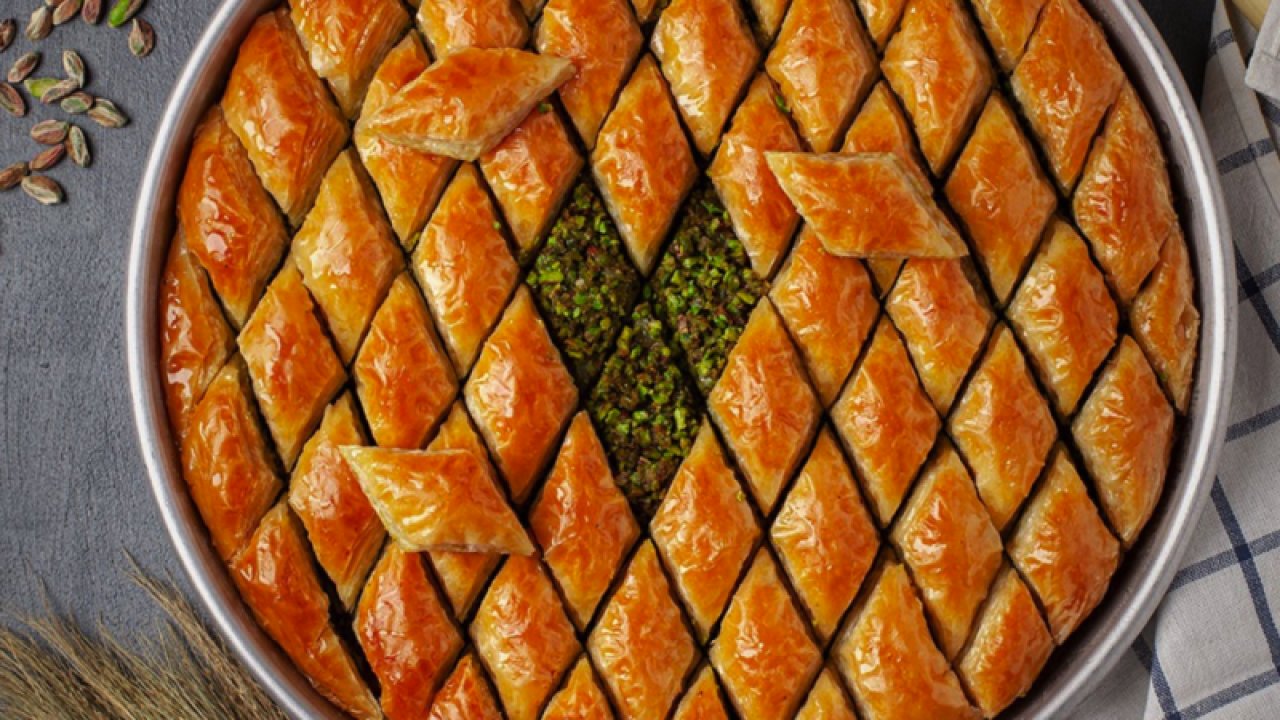 Gaziantep'te Baklava ve Fıstık Fiyatları FÜZE Gibi Uçuyor...Yok artık dedirten Baklava zamları nasıl durdurulacak? Köylü'de elindeki fıstğı satmayınca! Fıstık fiyatlarıda tavan yaptı...