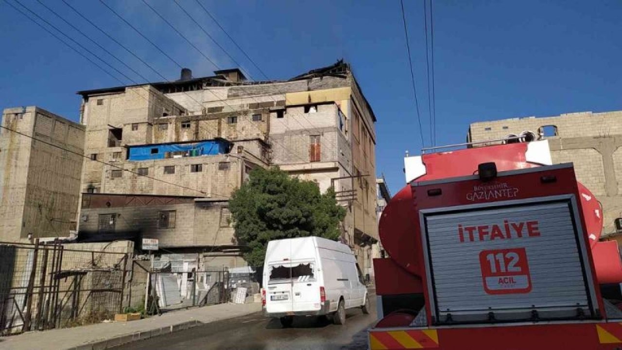 Gaziantep'te terlik fabrikasında korkutan yangın...Gökyüzünü siyah dumanlar kapladı.