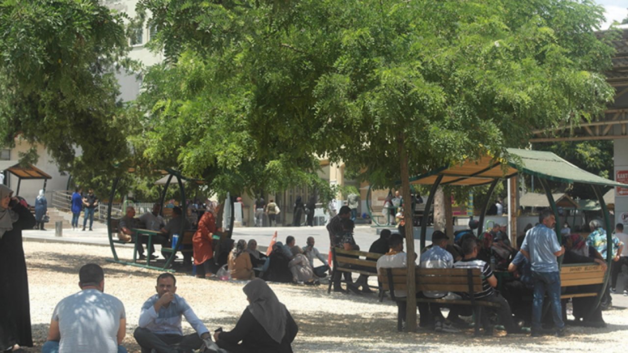 Gaziantep'te Devlet Hastaneleri’nde yaşanan yoğunluk nedeniyle, hastanelere yolu düşenler perişan oluyor...