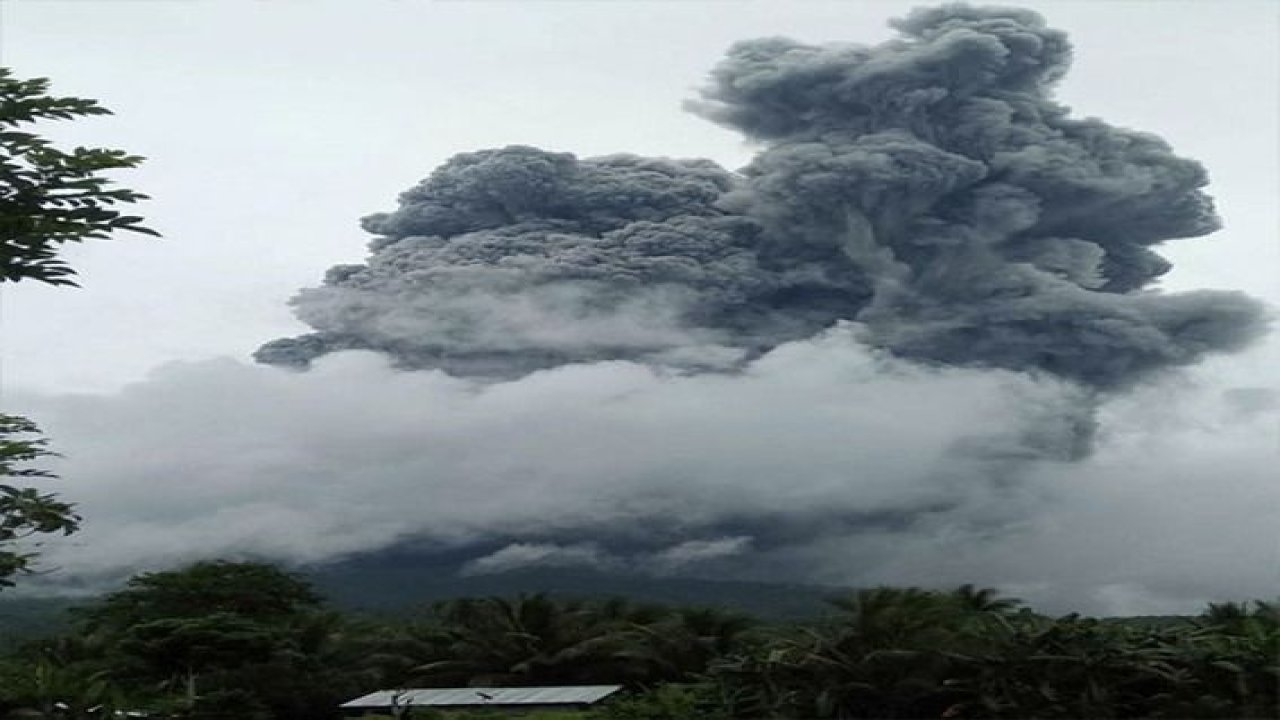 Bulusan Yanardağı patladı,halk tahliye edildi