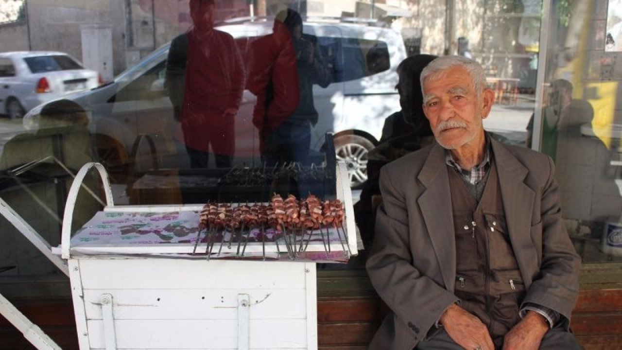 Gaziantep’te bir zamanlar esnafın, işçinin öğle yemeğini yediği kebapçılar, gelinen noktada EN LÜKS lokanta durumuna geldi...GASTRONOMİ KENTİ Gaziantep'te nohut dürümü, baklava, ciğer kebabı gibi, ulaşılamaz gıdalar ara