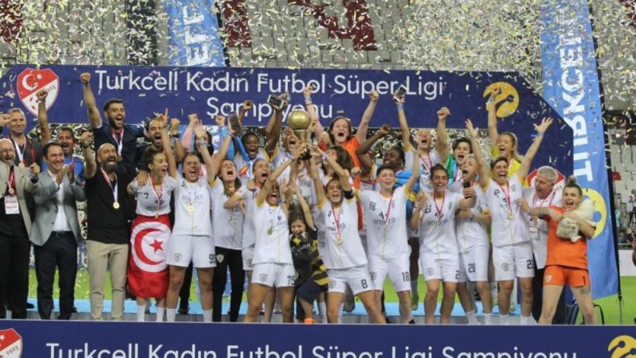 ALG Spor şampiyonluk kupasını aldı