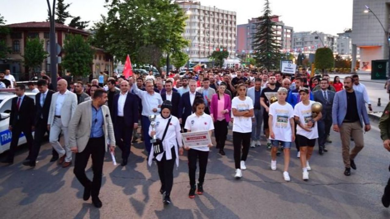 Gaziantep'in gururu şampiyonlar halkla buluştu