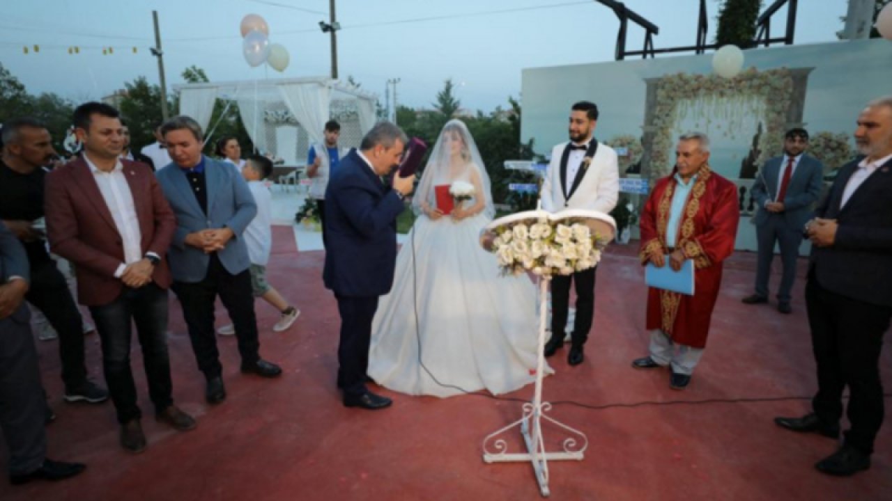 Gaziantep'in sevilen siyasetçisi İhsan Kaya'nın mutlu günü...BBP Genel Başkanı Mustafa Destici'nin nikah şahitliğiyle Hilal Kaya ve Kürşat Koçak dünya evine girdiler