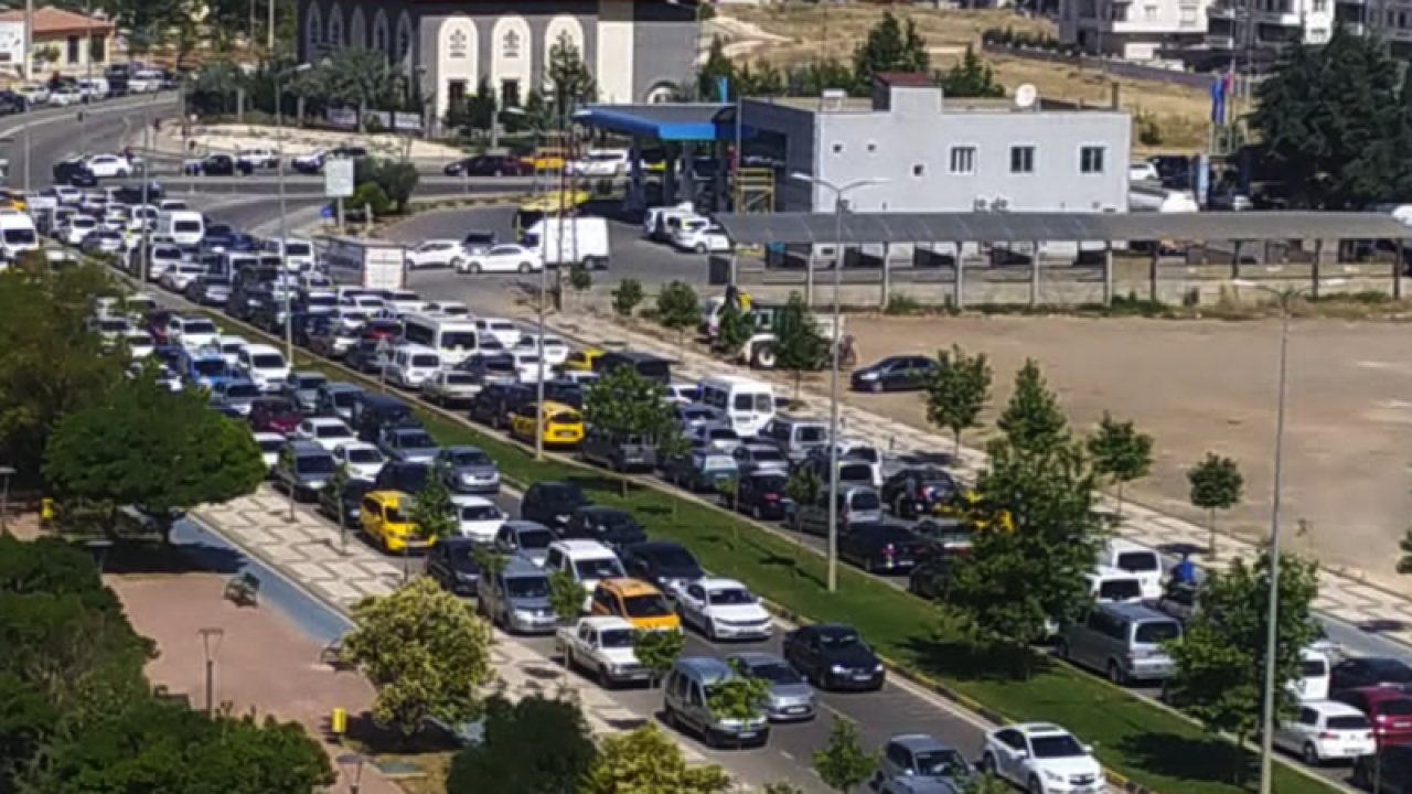 Gaziantep'te Trafikte yaşanan yoğunluk sınava giden öğrencilerin kabusu oldu.Öğrenci ve Veliler isyan etti...TIKLA İZLE