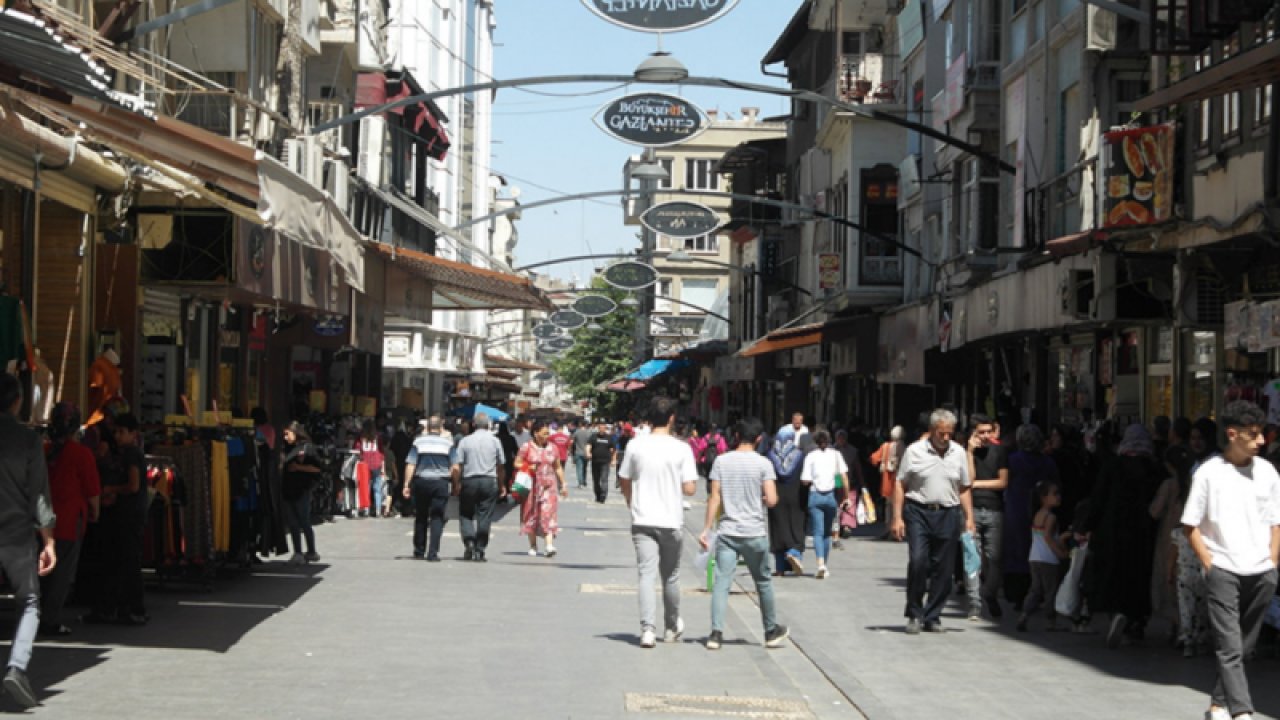 Gaziantep'te Ne Vatandaşta Ne Esnafta Bayram Sevinci Var! Gaziantep'te Bayramlık kıyafet ve ikramlık bakmaya çarşıya inen vatandaşlar fiyatları görünce şok geçiriyor