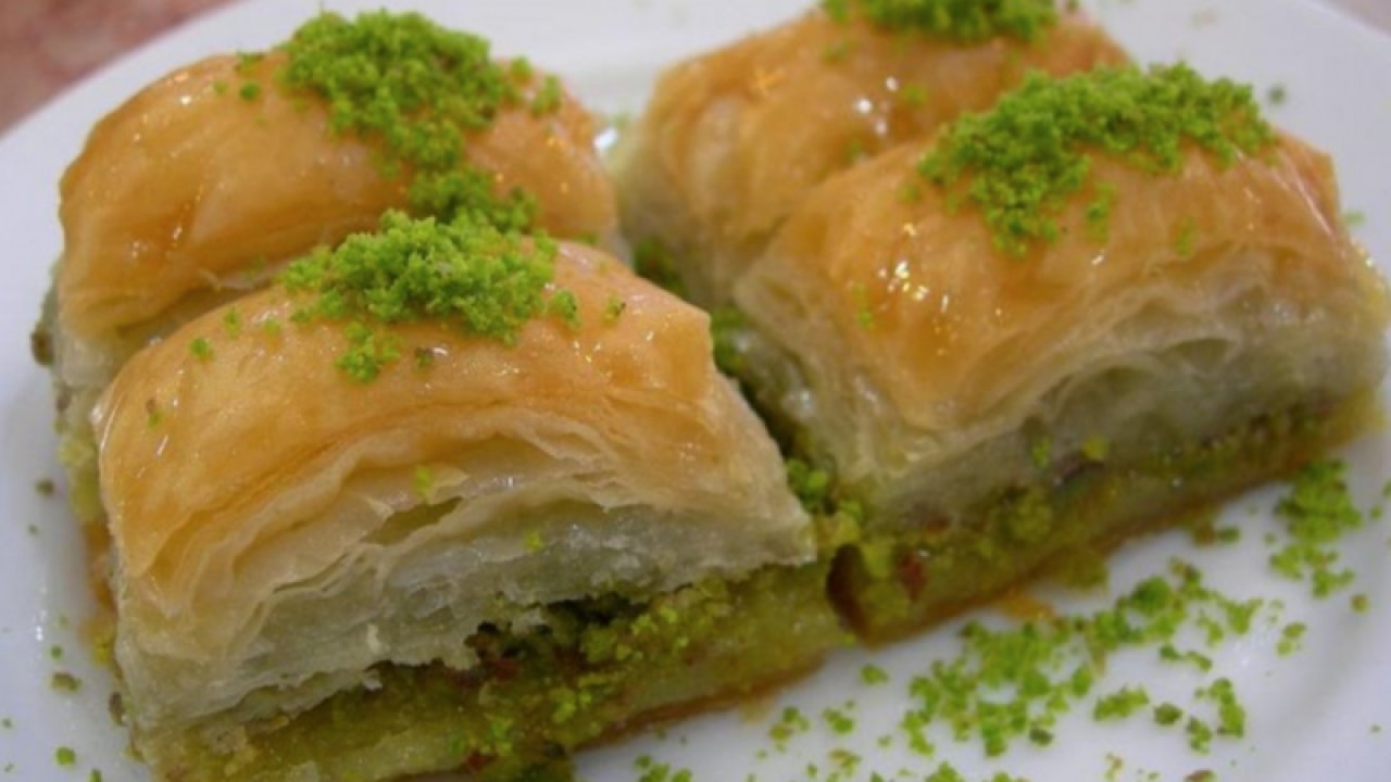 Gaziantep'te Bir Dilim Baklava 9 Lira! Gaziantep'te oğluna bir porsiyon baklava yediren baba  45 TL ödeyince isyan etti...  Vatandaş aydı yılda bir yiyebiliyoruz bu NASIL FİYAT diye sordu!