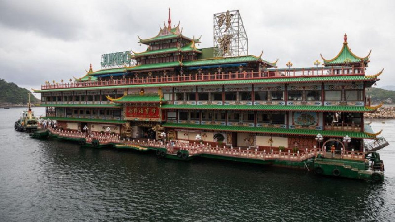 Hong Kong’un simgelerinden yüzen restoran Güney Çin Denizi’nde battı