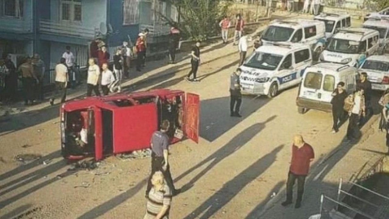 Bir otomobil sürücüsü ile mahalleli arasında kavga: Mahalleli otomobili devirdi...O Anlar Kamerada