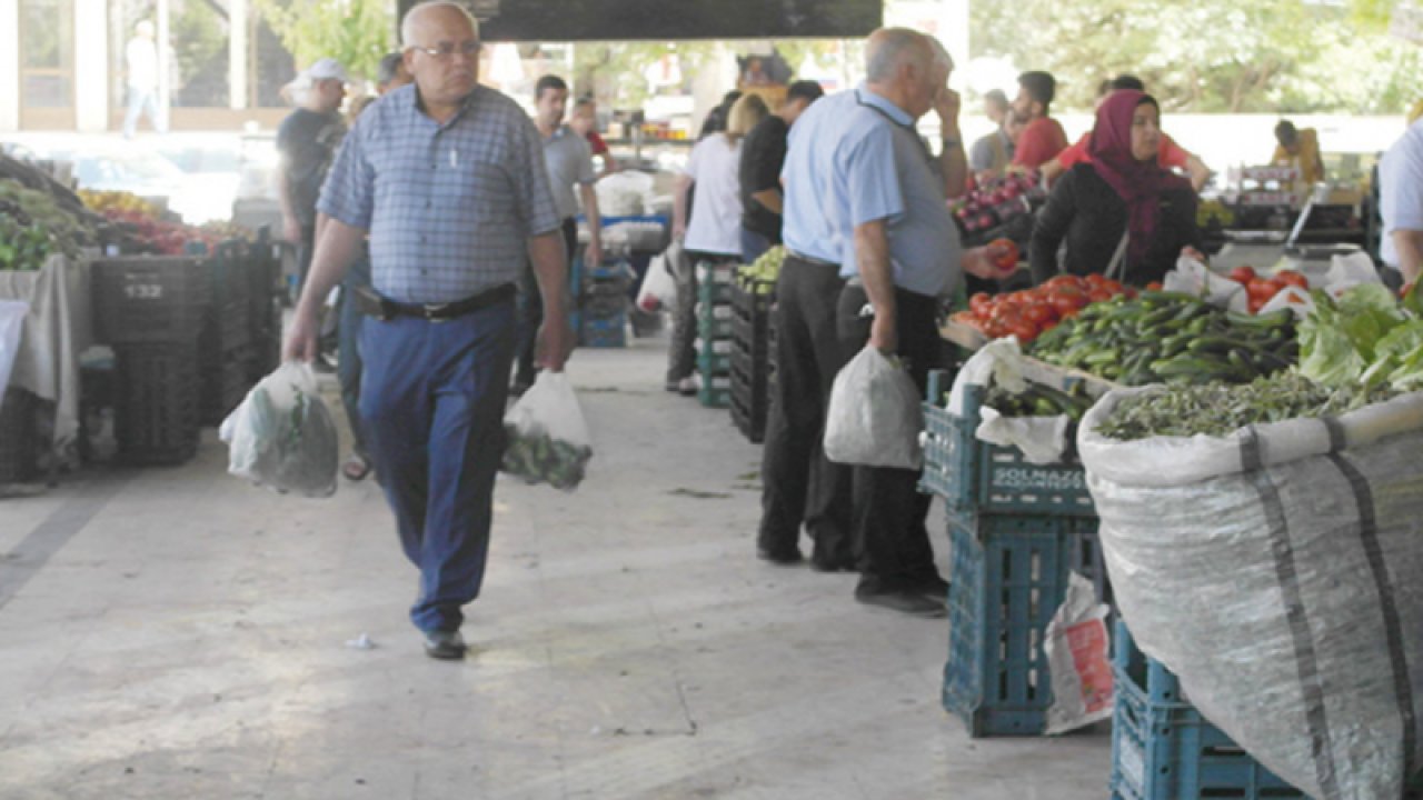 Gaziantep'te semt pazarlarında ne vatandaşın ne de esnafın yüzü gülüyor.  Vatandaş Satın Alamıyorum Diye Yakınıyor! Esnaf Satamıyoruz Diyor!