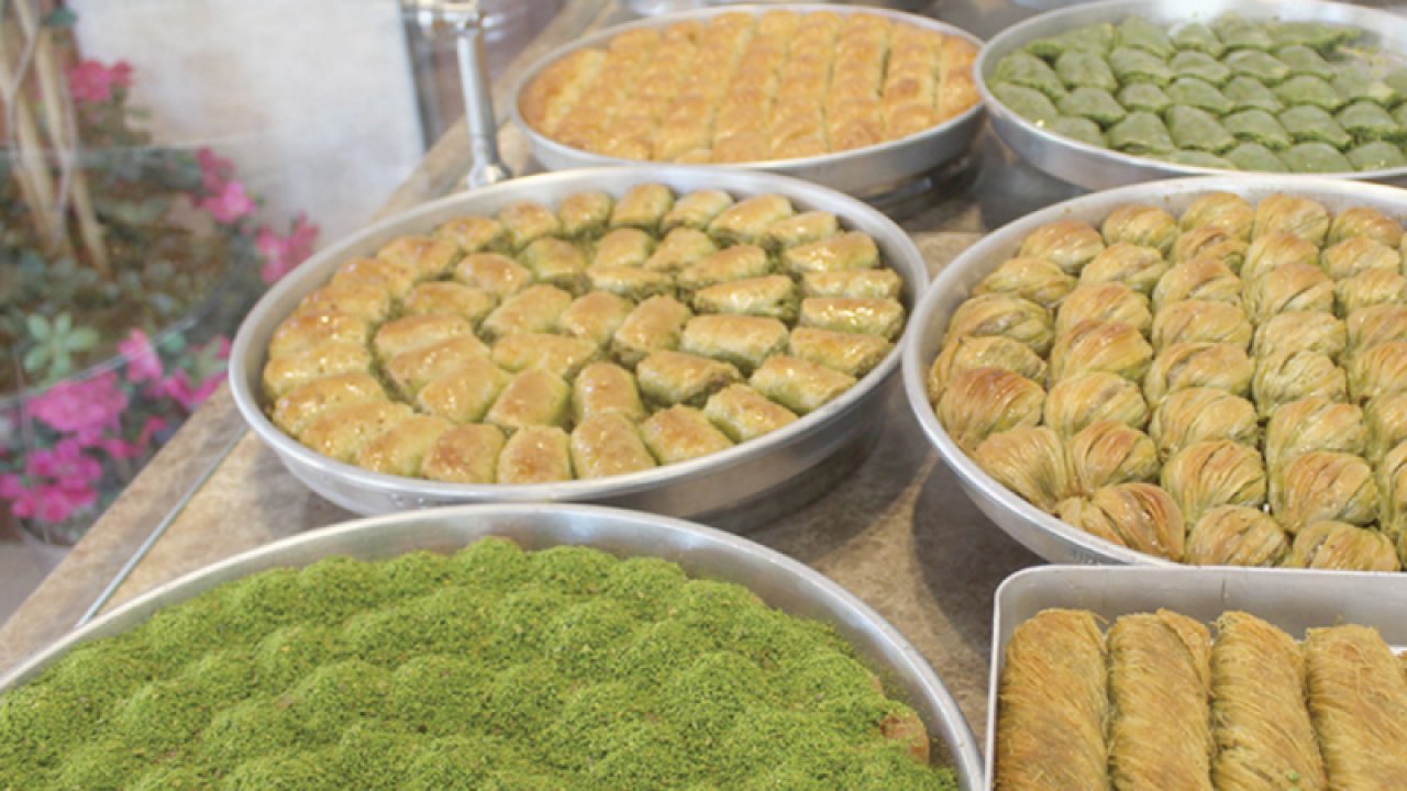 Gaziantep'te vatandaş BAKLAVA'ya Elini Uzatamıyor! Bayramların vazgeçilmezi baklava Gaziantepli vatandaşın alışveriş listesinden çıkmış gibi görünüyor.