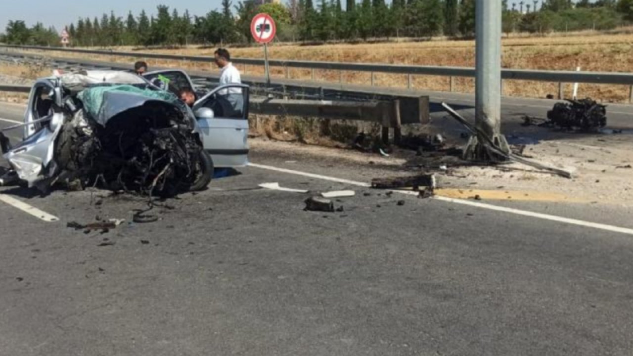 Gaziantep'in Komşu İli Şanlıurfa'da Korkunç Kaza! Yön Tabelasına Çarpan Araç Hurdaya Döndü! 3 Ölü 1 Yaralı