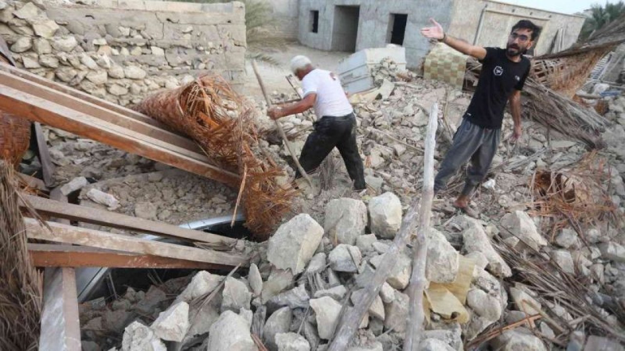 İran’da 3 büyük deprem: 5 ölü, 44 yaralı