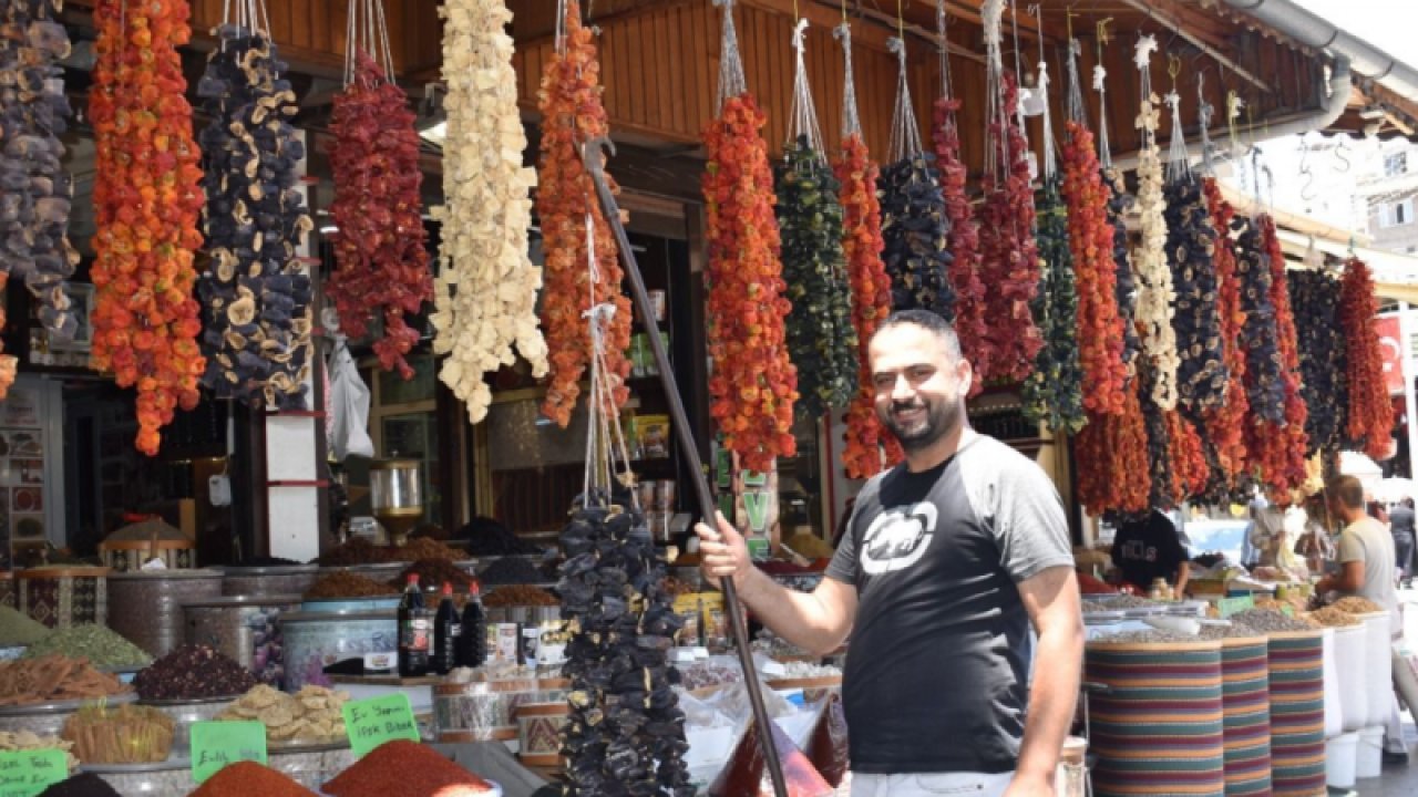 Gaziantep'in yöresel yemeklerinin vazgeçilmezi olan kurutulmuş dolmalık sebzelere gelen zamlar memnun etmiyor! Gaziantep'in geleneksel yemeği Dolma'nın maliyeti 200-300 TL'yi buluyor