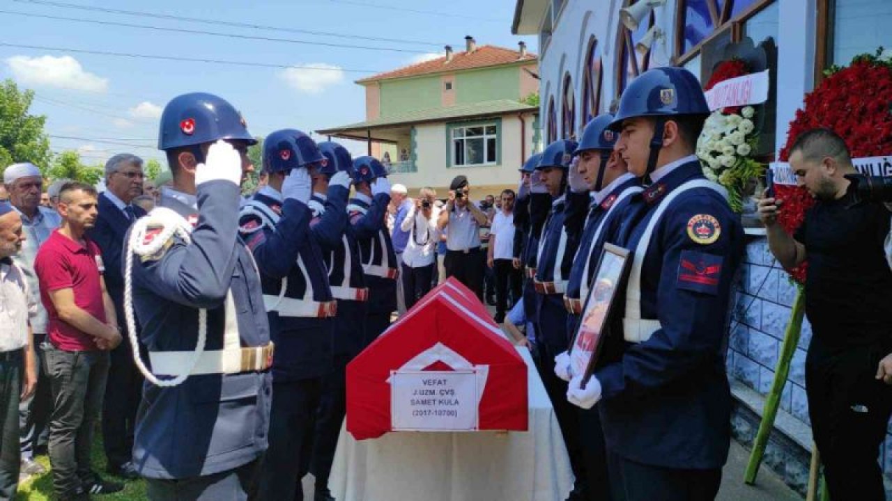 Gaziantep otoyolunda bayram iznine gelirken kazada hayatını kaybeden Uzman Çavuş Samet Kula son yolculuğuna uğurlandı