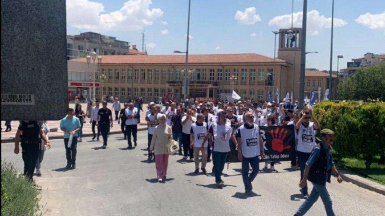 Kardiyoloji Uzmanı Ekrem Karakaya’nın vahşice öldürülmesini protesto etmek için Doktorlar ve Sağlık Çalışanları Gaziantep'te eylem yapıyorlar...TIKLA İZLE