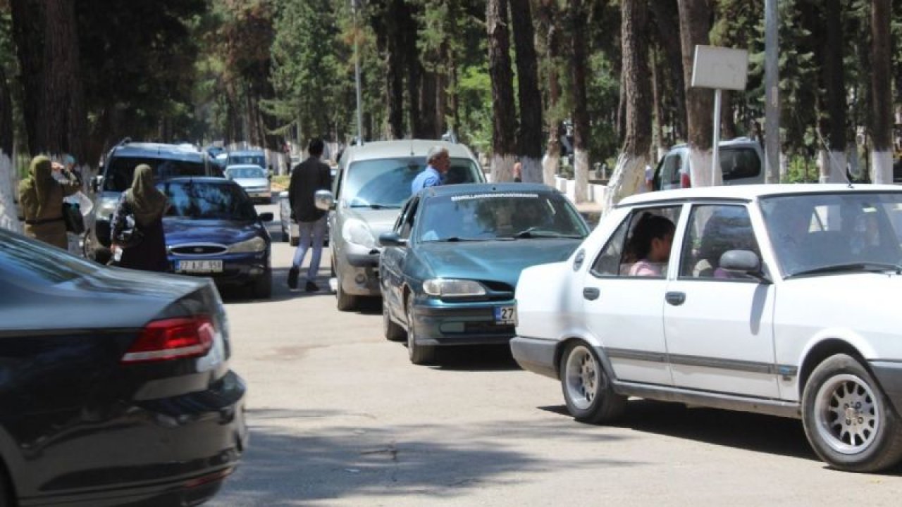 Gaziantep'te mezarlıkta Kurban Bayramı Yoğunluğu! Yüzlerce araçlık kuyruk oluştu...