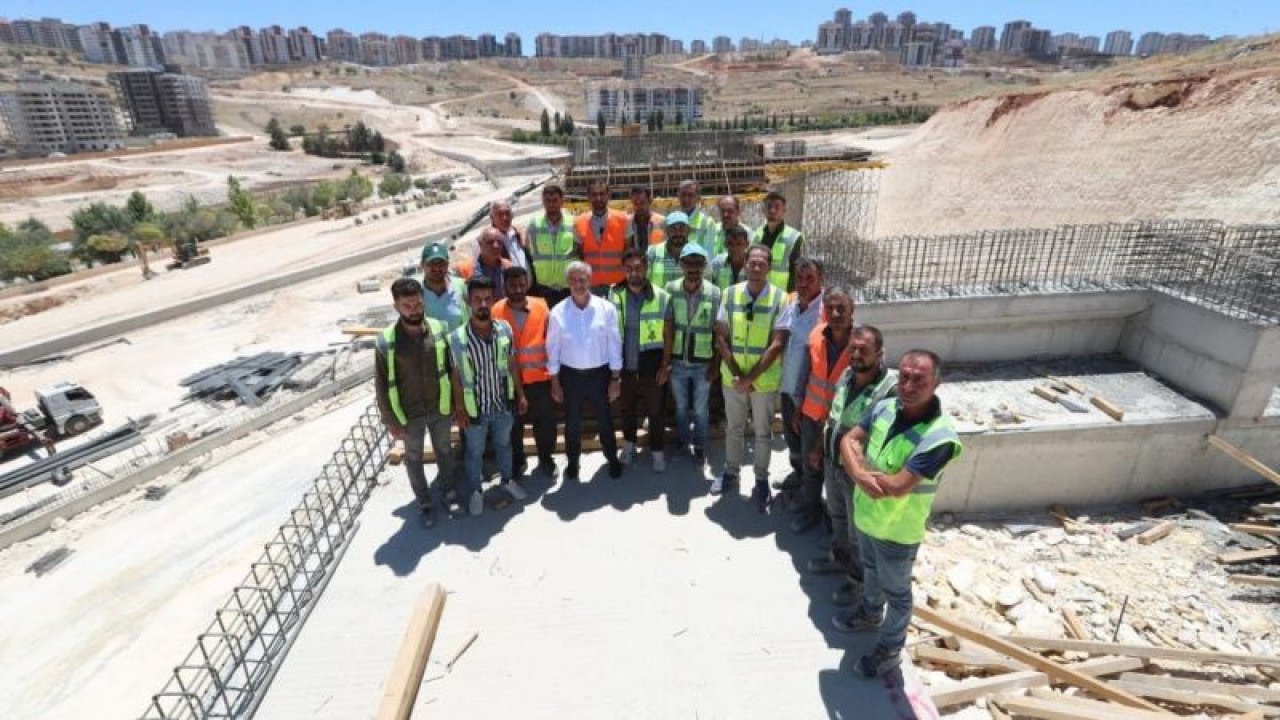 Gaziantep'te şehir trafiğine nefes aldıracak olan üç katlı köprülü kavşak projesi adım adım yükseliyor....