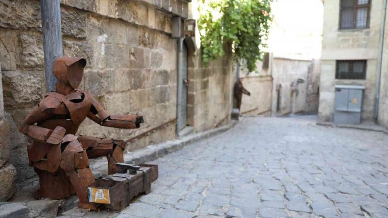 Gaziantep'te atık demirlerden yapılan figürler, Bey Mahallesi’ne renk katıyor