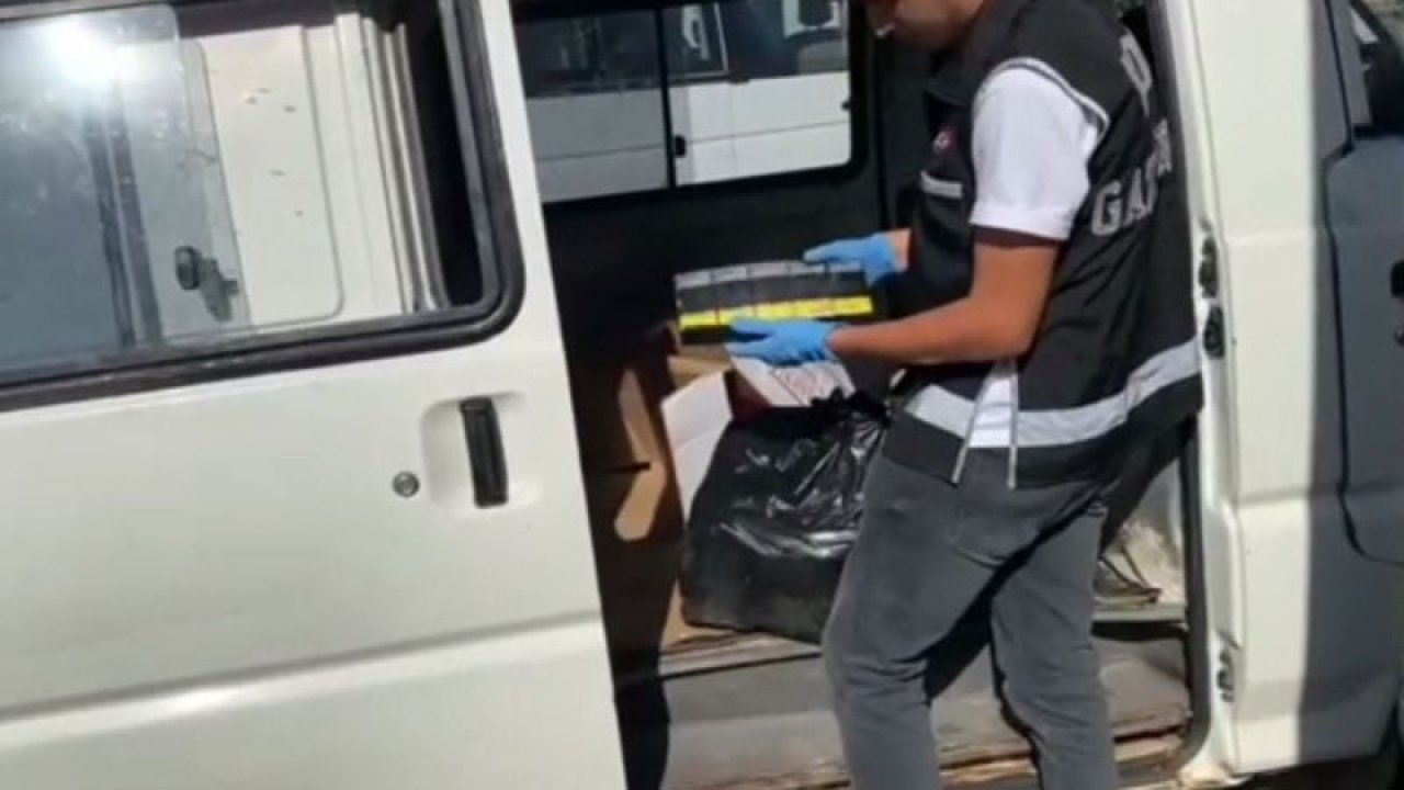 Gaziantep’te polis ekipleri 2 araçta yaptığı aramada 2 bin 110 paket gümrük kaçağı sigara ele geçirdi