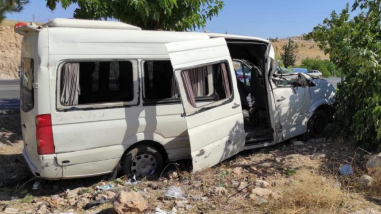 Şanlıurfa-Gaziantep karayolunda işçi servisi kaza yaptı! Faciadan dönüldü: 15 yaralı...Video Haber