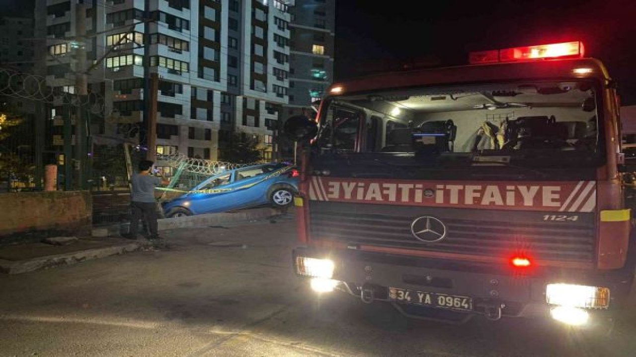 Bariyerlere çarpan otomobil Marmaray tren raylarına girmekten son anda kurtuldu