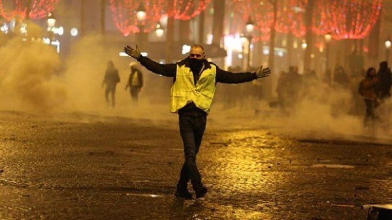 Fransa Başbakanı: Polis hedef alınıyor