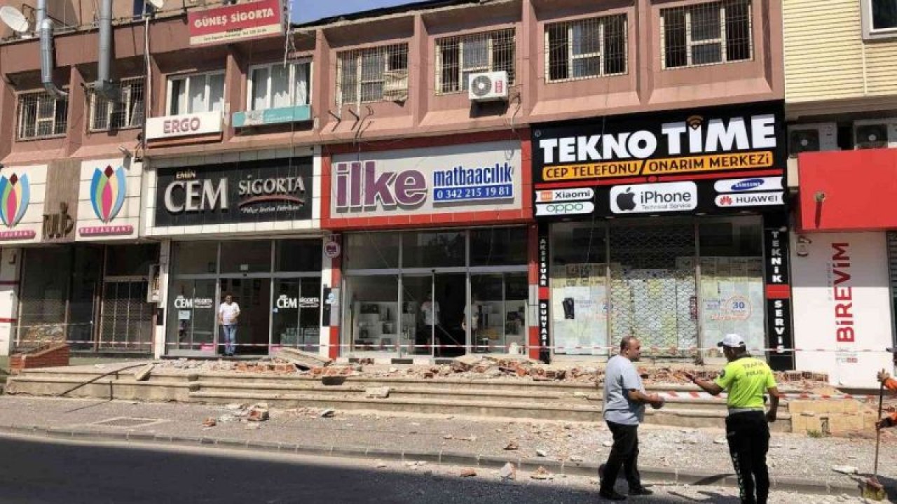 Gaziantep'te İş merkezinin çatı duvarı çöktü, faciadan dönüldü... YA BİRİLERİ O AN GEÇSEYDİ! Video Haber...