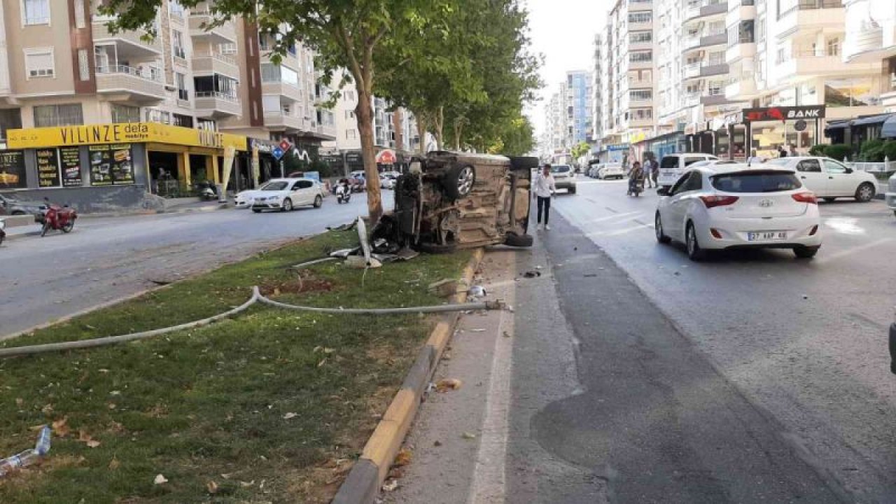 Gaziantep'te otomobilin refüje çıkıp aydınlatma direğine çarpması kamerada...TIKLA İZLE