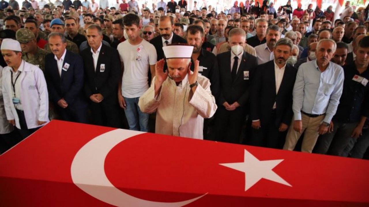 Son Dakika...Gaziantepli Şehit Mahsun Şimşek gözyaşlarıyla son yolculuğuna uğurladı.Cenazede Şehit kardeşleri gözyaşlarına boğuldu