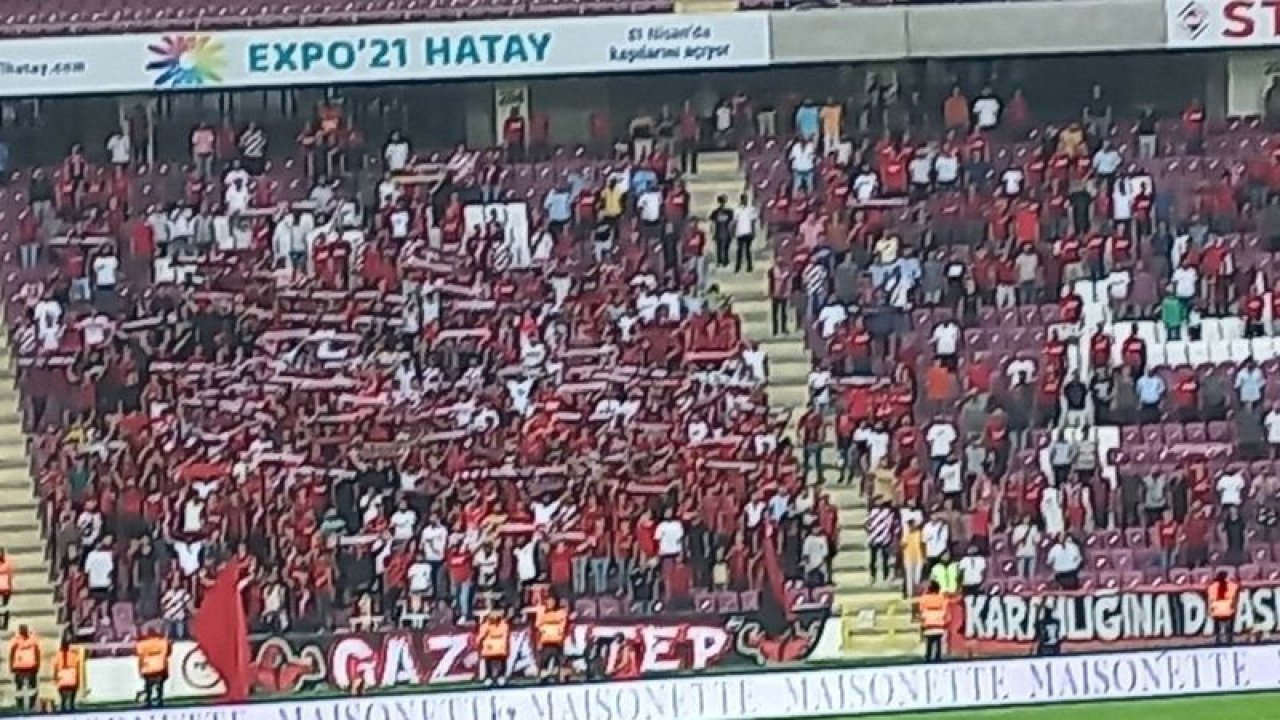 Gaziantep FK'yı taraftar yalnız bırakmadı... Spor Toto Süper Lig'in 2. haftasında Gaziantep FK, Hatay’da MKE Ankaragücü’nü ağırladı. Karşılaşmanın ilk yarısı 0-0 sona erdi.