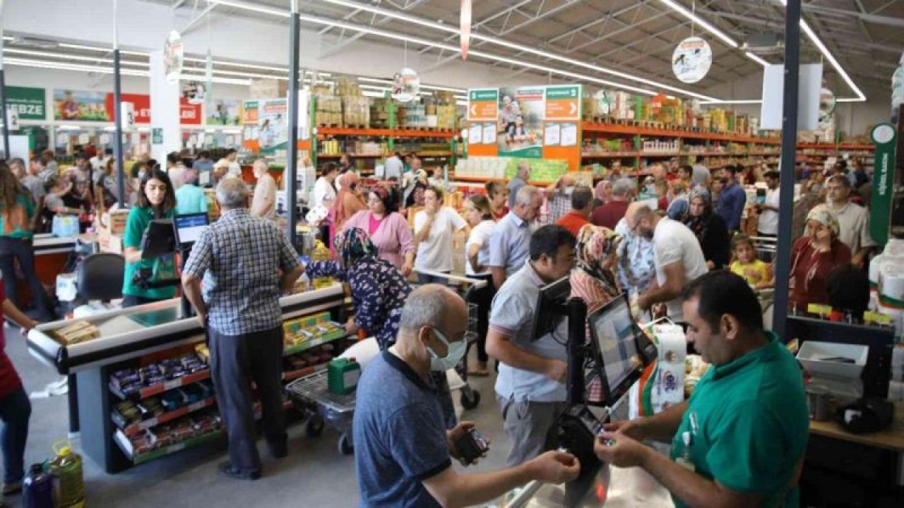 Gaziantepliler Tarım Kredi Kooperatifine ait markete akın etti. Marketin otoparkı tamamen dolarken, kasalarda metrelerce kuyruk oluştu