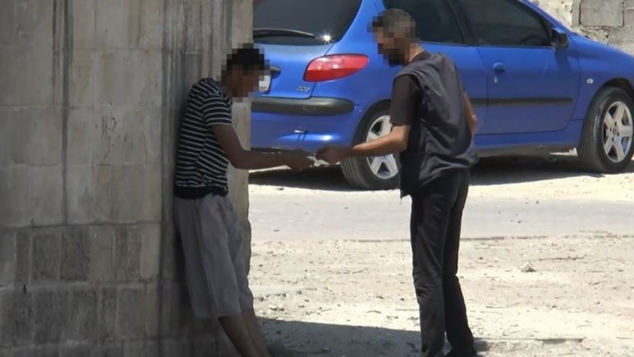 Son Dakika...Gaziantep'te metruk binada güpegündüz uyuşturucu ticareti pes dedirtti