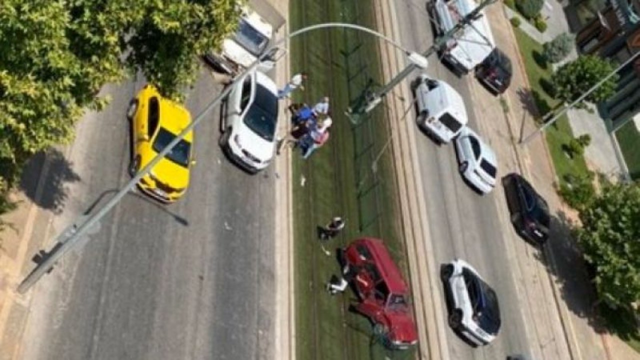 Gaziantep'te sürücüsünün hakimiyetini kaybettiği araç tramvay yoluna çıktı...