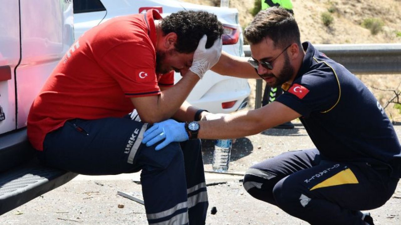 Gaziantep'te Yaşanan 16 Kişinin Hayatını Kaybettiği Feci Kazadan Acı Kareler... Sağlık personelleri, kazada hayatını kaybeden meslektaşları için gözyaşı döktü.