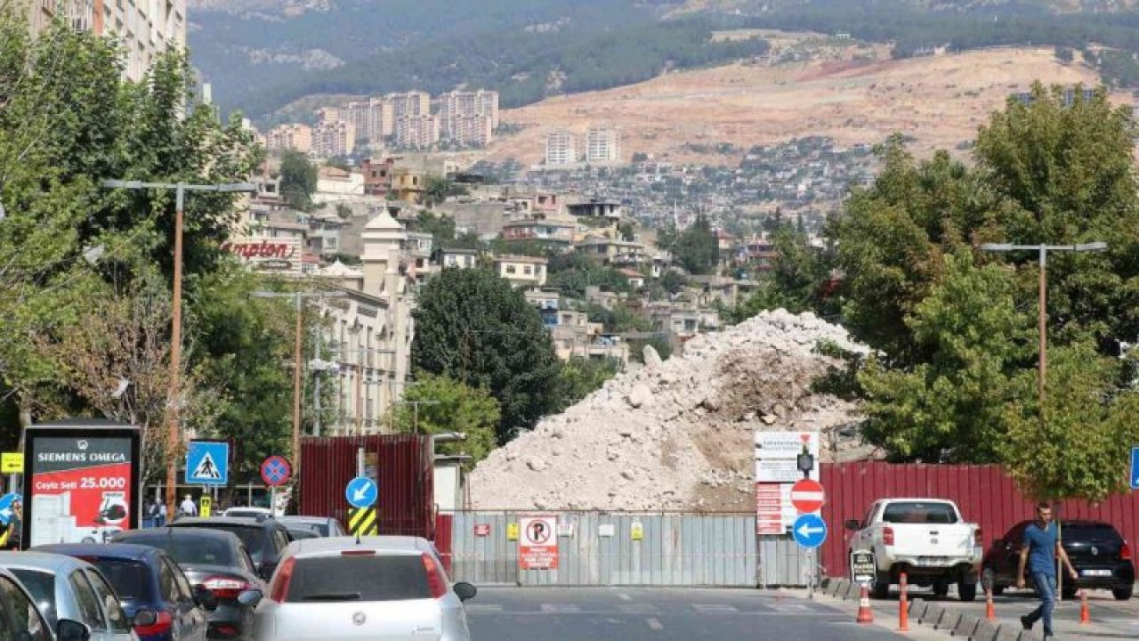 Kahramanmaraş'ta Dünya'nın  En Saçma Binası Yıkıldı Ama Bukez de Enkazı Dert Oldu