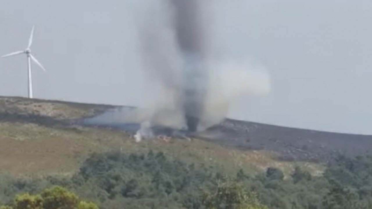 Orman yangını sırasında alev hortumu oluştu