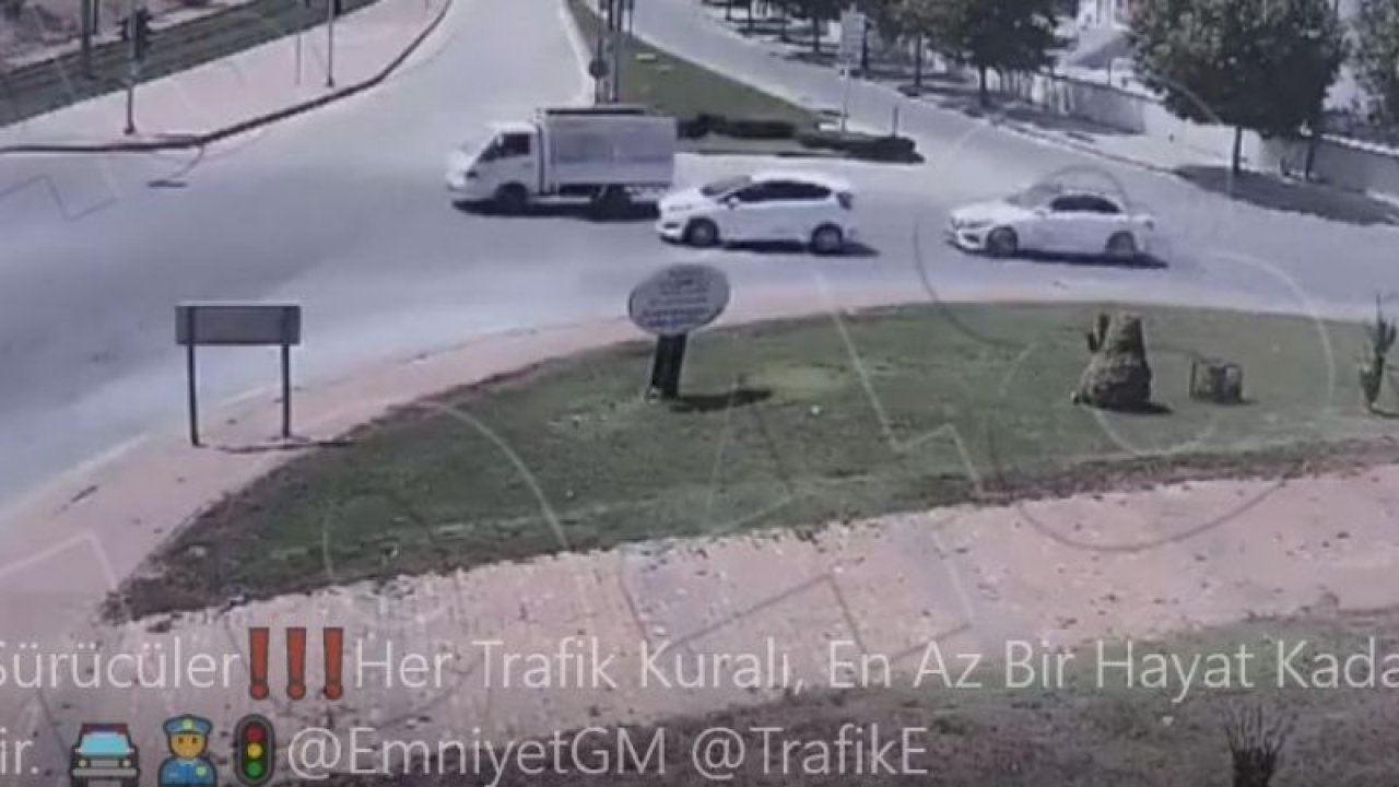 Gaziantep'te Bu Ne Dikkatsizlik Denen Trafik Kazaları Mobese Kameralarına Yansıdı...İşte O Kazalar