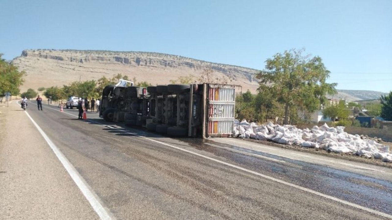 Gaziantep'te kömür taşıyan tır devrildi, kömür çuvalları etrafa saçıldı